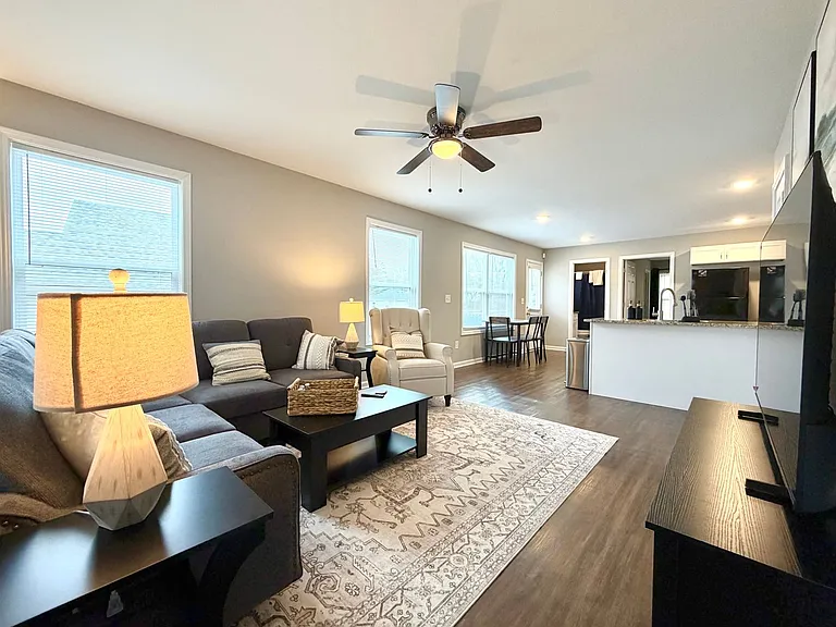 925 Woody Hills Dr — Photo 3
