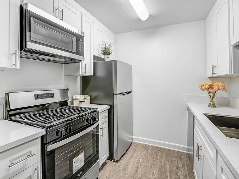 5830 Reseda Boulevard — Photo 2