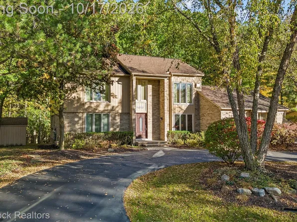 6135 Pickwood Dr, West Bloomfield, MI 48322