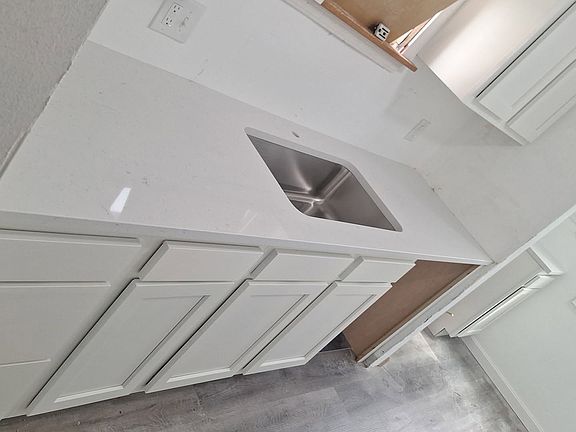 5th image of 3806 Grosvenor Rd