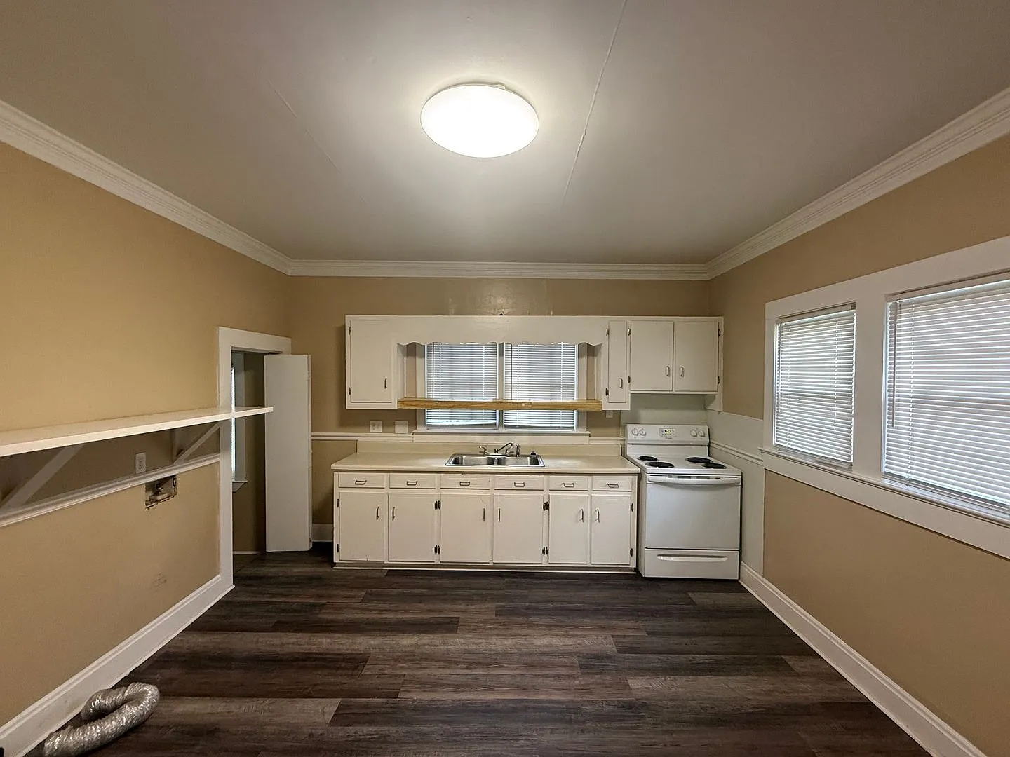 One Bedroom, One Bath House in Burlington — Photo 4