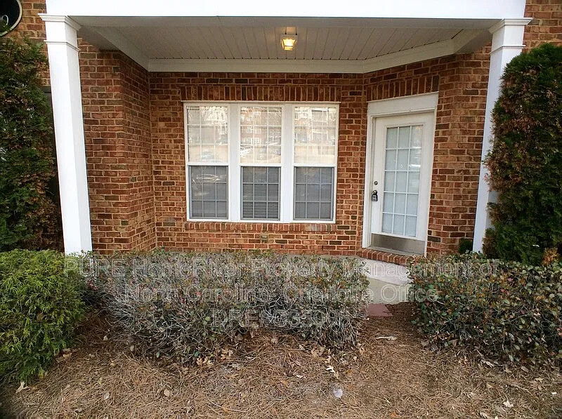 3 bed, 2.0 bath, 1294 sqft, $1,889 — Photo 2