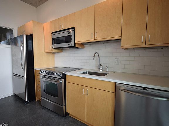 4th image of 315 Rock St