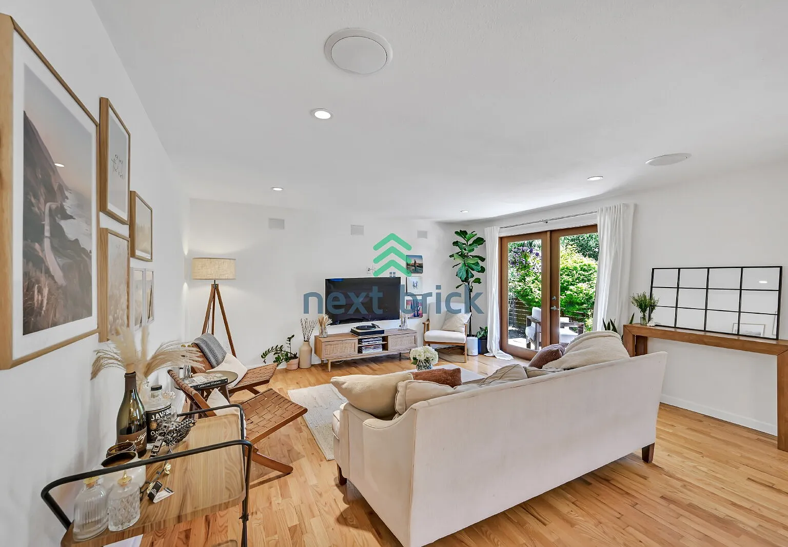 Beautifully Updated 3-Bedroom Home in Seattle With 2 car garage — Photo 3