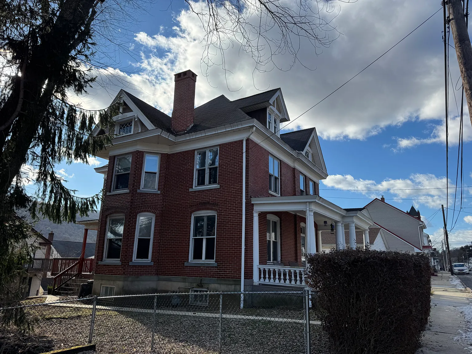 4 bed, 1.5 bath, 1722 sqft, $1,700 — Photo 2