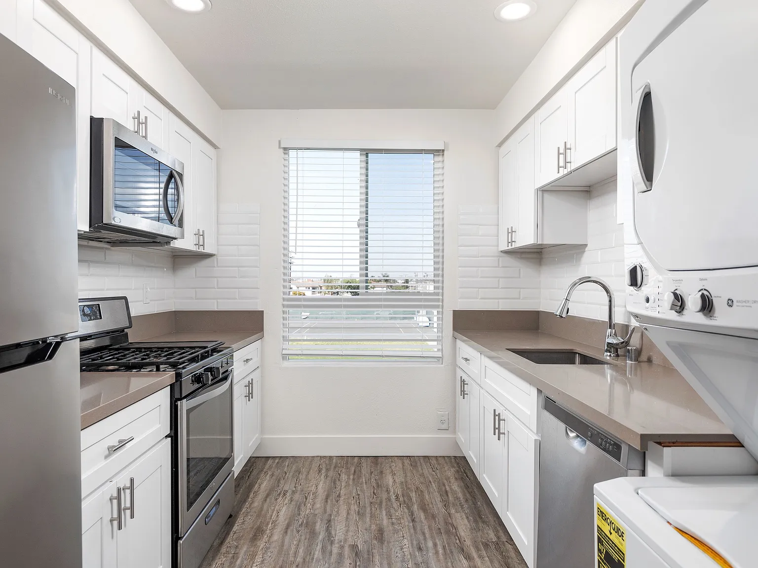 Laurel Pointe Apartments — Photo 1