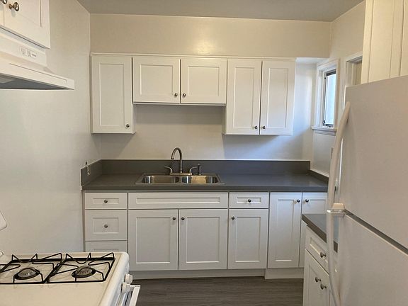 4th image of 984 N Altadena Dr
