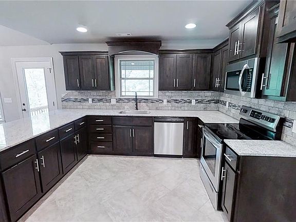 5th image of 40 Penzance Dr