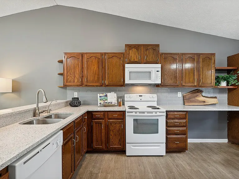 370 Bellpointe Cmns — Photo 5
