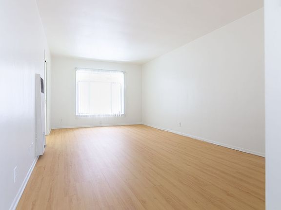 5th image of 729 Gayley Ave #202