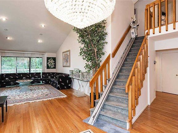 2nd image of 19 Doral Dr