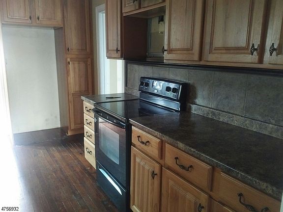 3rd image of 72 Glen Ave