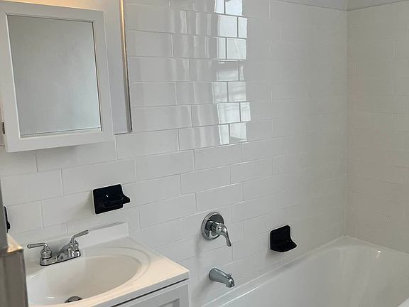 3rd image of 675 Walton Ave #D0
