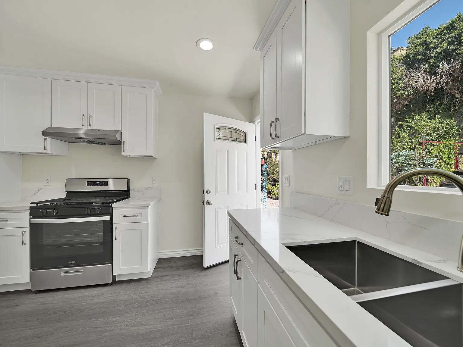 2 bed, 850 sqft, $5,000 — Photo 1