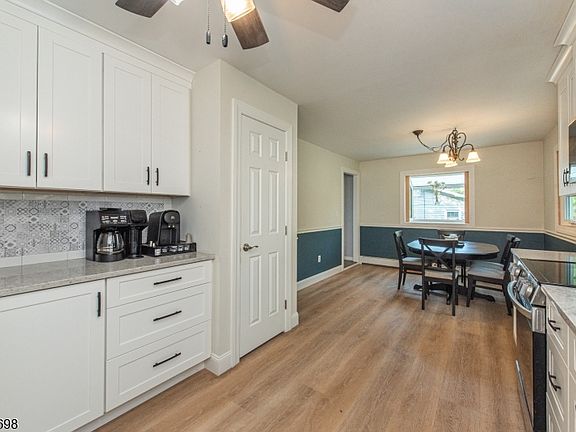 4th image of 904 Crest Rd