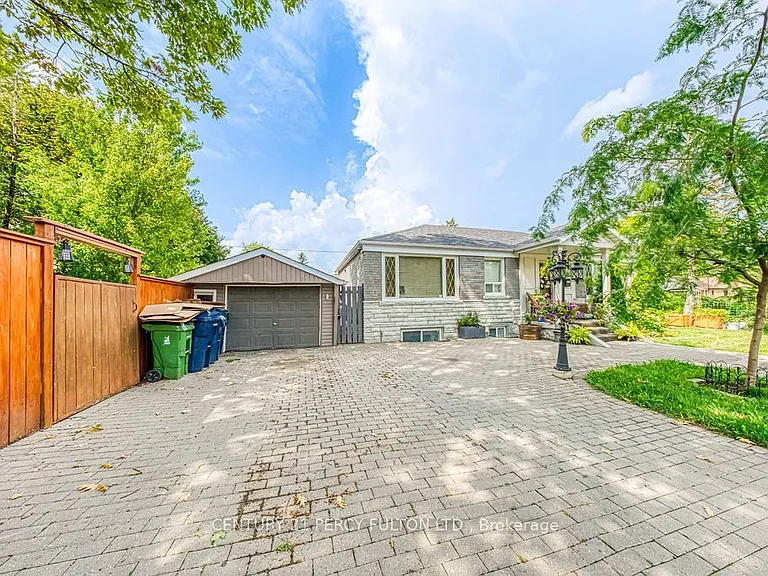 36 Merryfield Dr — Photo 2
