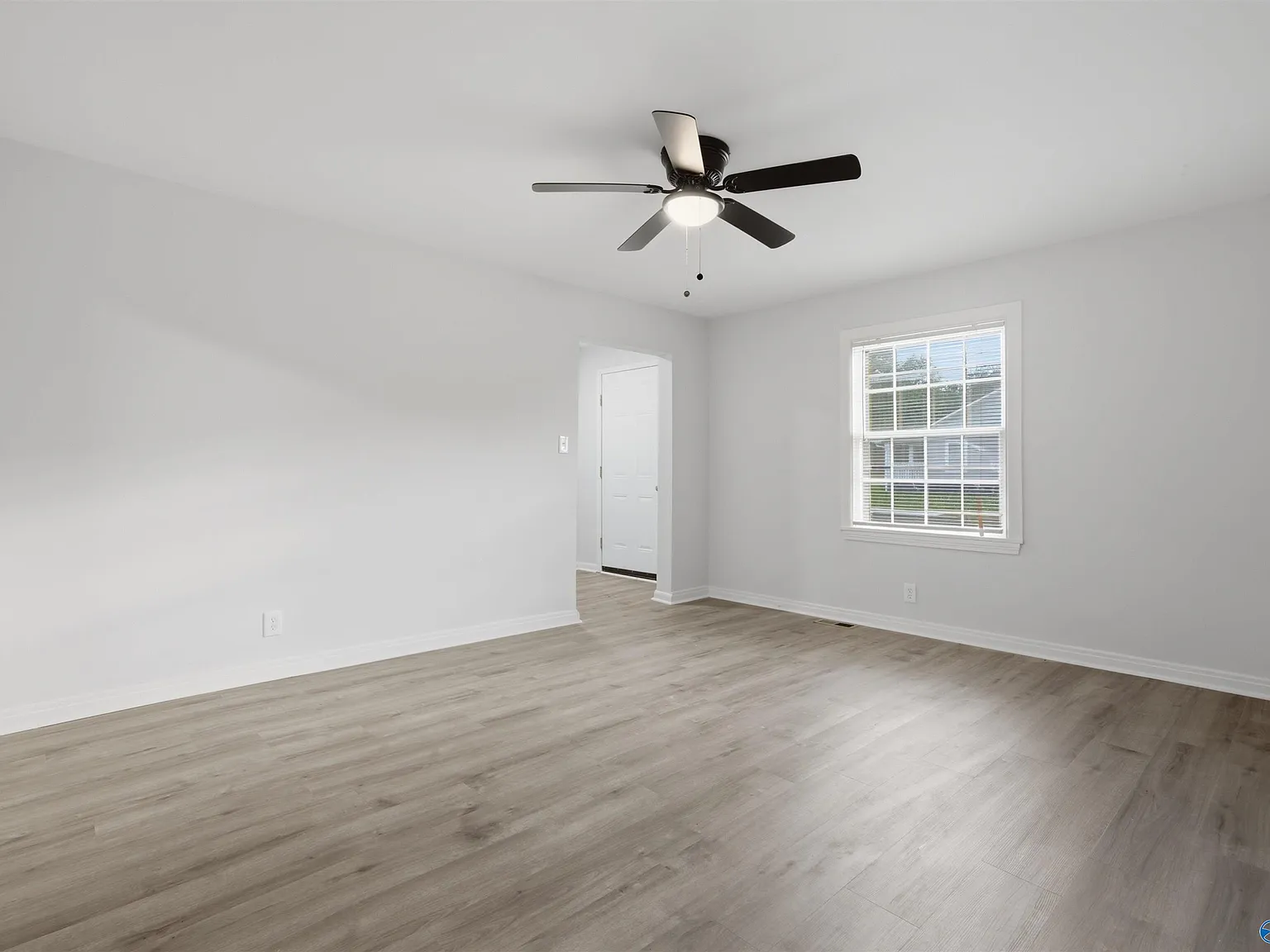 3 bed, 1.0 bath, 950 sqft, $1,100 — Photo 2