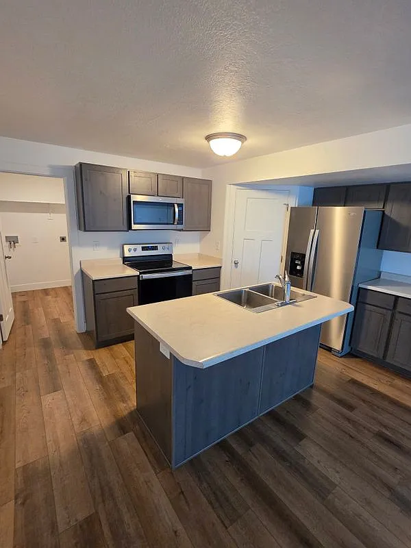 2 bed, 1.0 bath, 1400 sqft, $1,275 — Photo 1