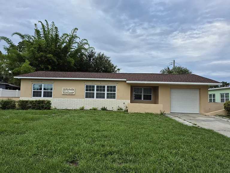 1013 Meadowlawn Dr N — Photo 1