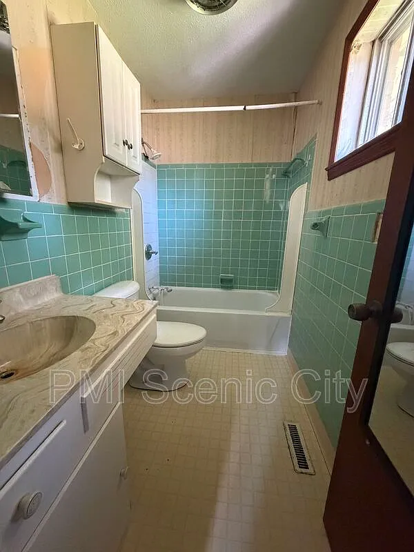 3 bed, 2.0 bath, 1296 sqft, $1,695 — Photo 2