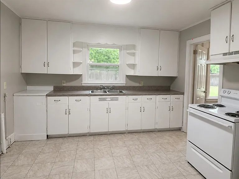 800 Mount Holly Huntersville Rd — Photo 3