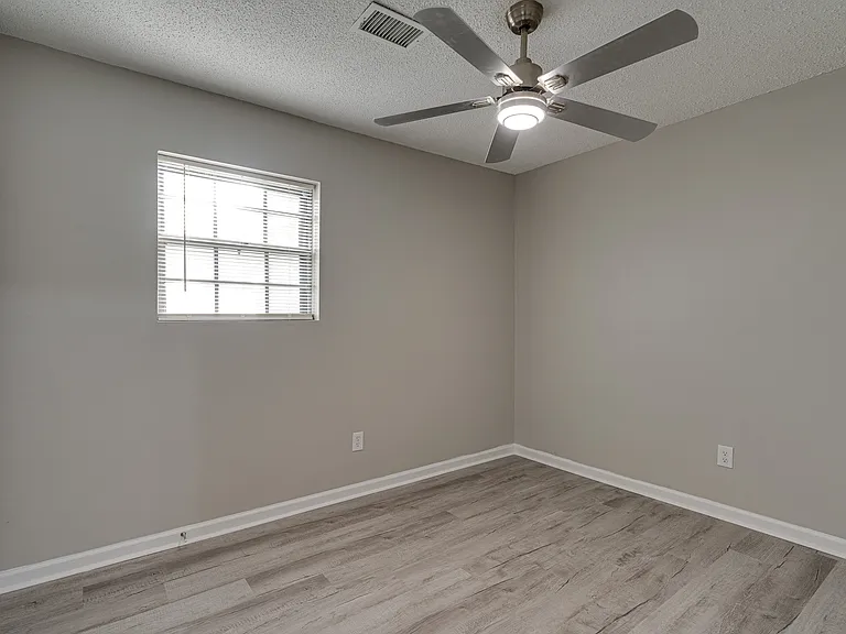 906 Hawthorne Ct — Photo 23