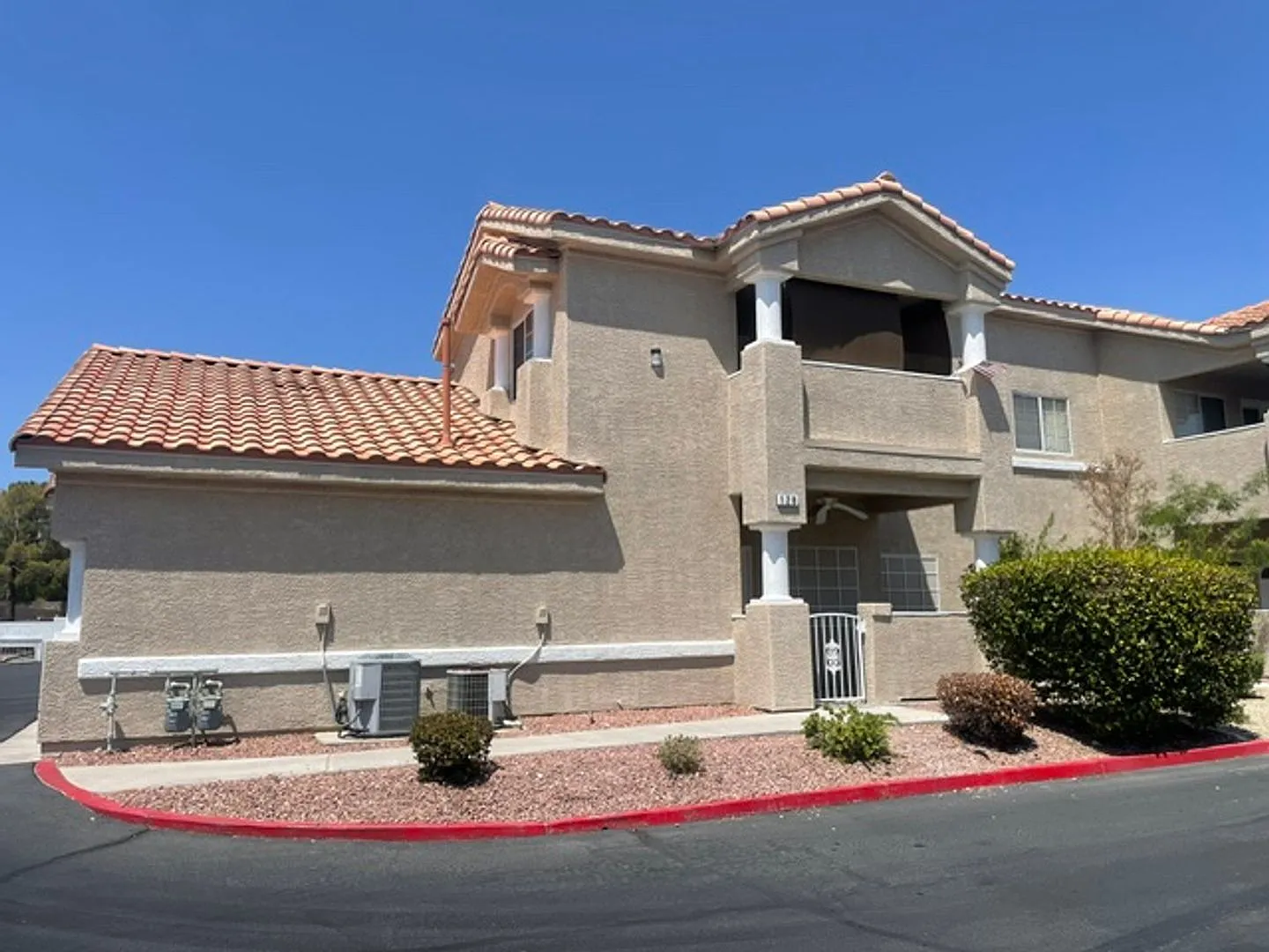 Gated Condo 2 Bd With Garage Located Near Summerlin — Photo 2