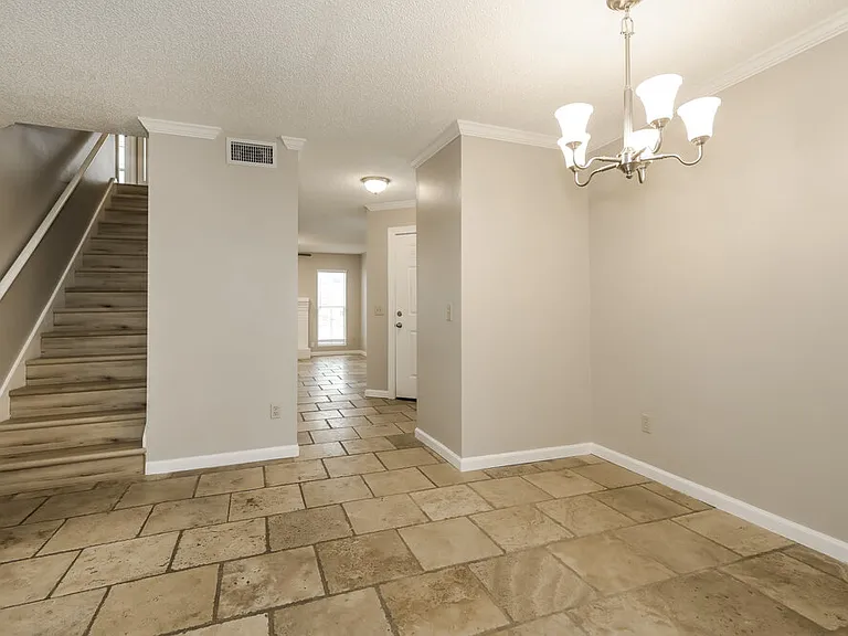 653 Staffordshire Dr E — Photo 5
