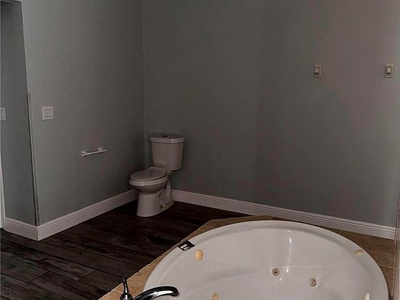 5th image of 1154 Damen St E