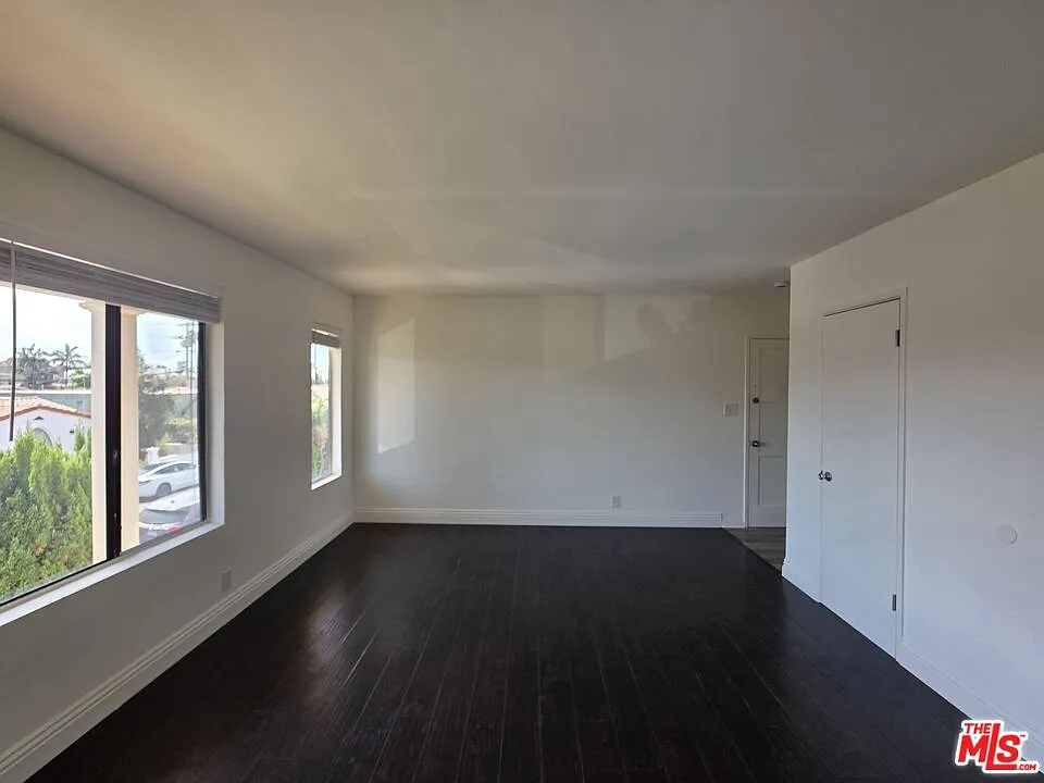 3 bed, 1.0 bath, 1000 sqft, $3,100 — Photo 4