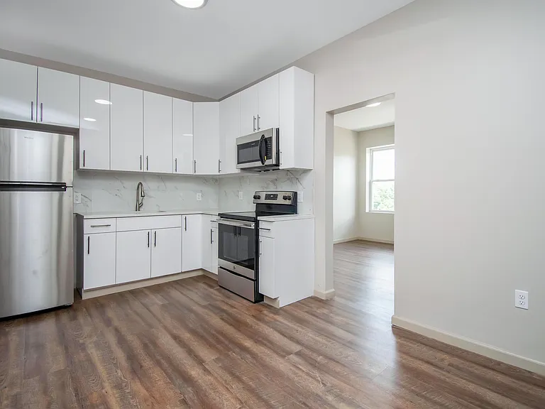 479 Farmington Ave #205 — Photo 2