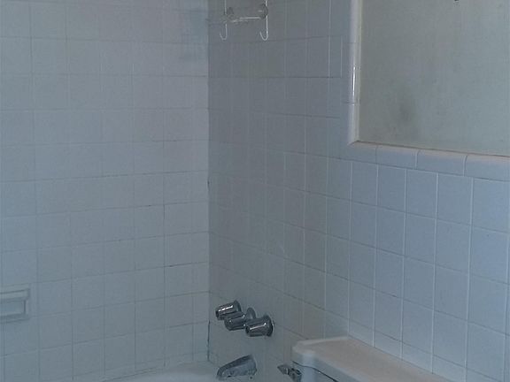 5th image of 1107 N Oak St