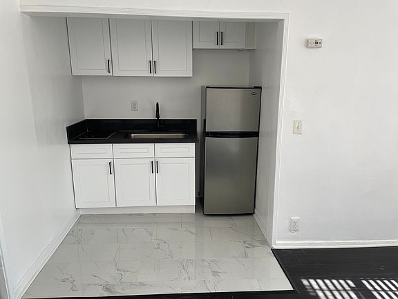 2nd image of 851 S Kenmore Ave #0B-1Ba