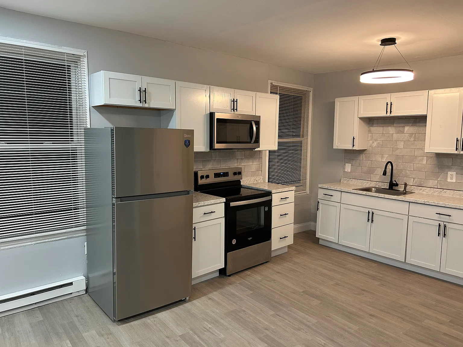 3 bed, $1,525 — Photo 2
