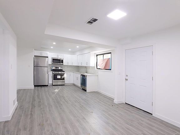 3rd image of 110 Oakville St #1