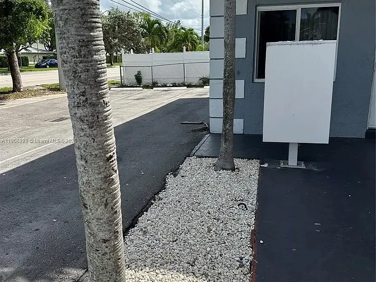 Deerfield Beach Manor — Photo 9