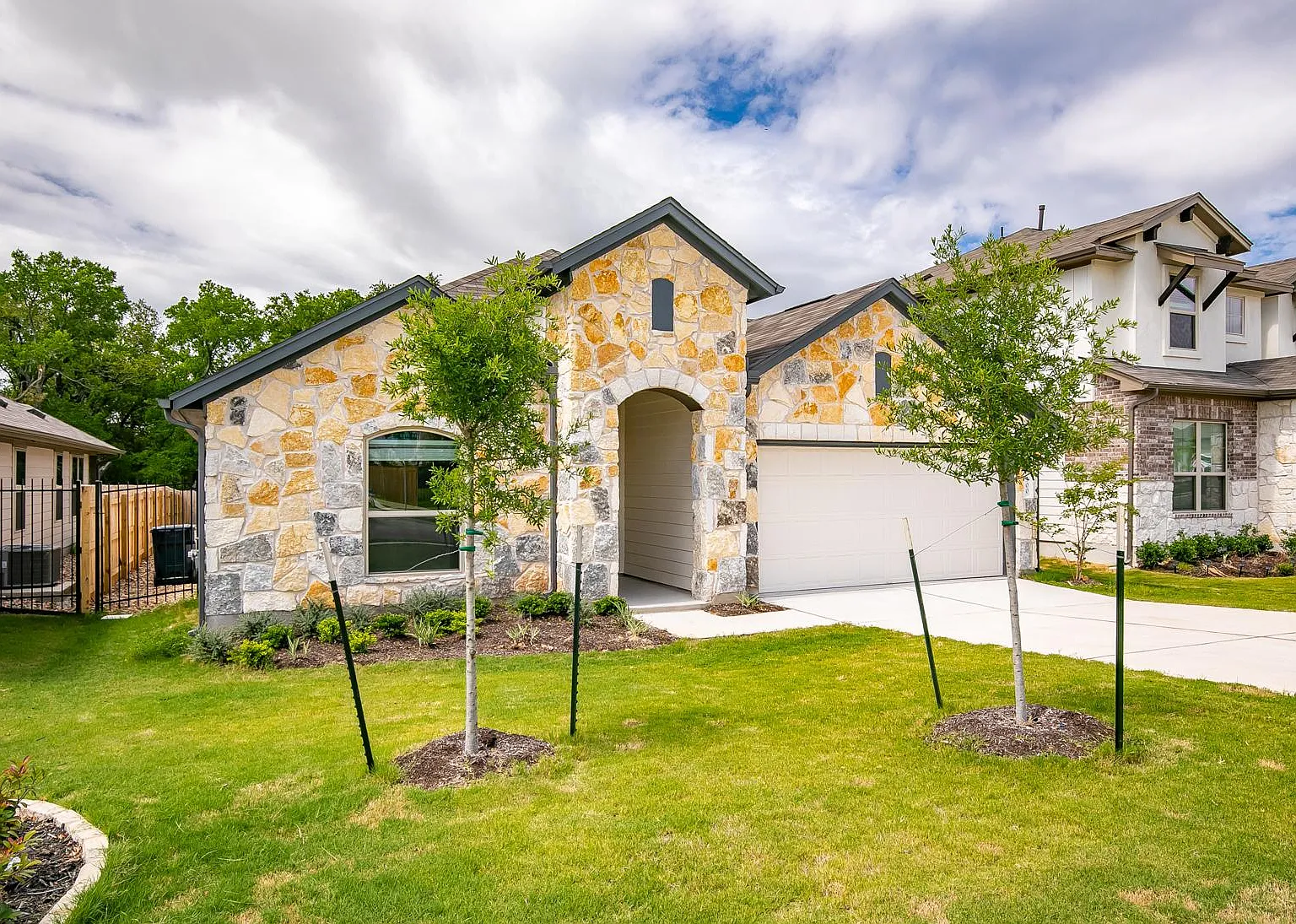 5 bed, 2200 sqft, $2,400 — Photo 3