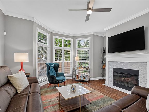 5th image of 614 N Senate Ave