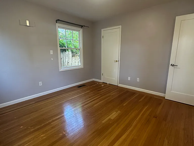 1613 Mariposa Ave — Photo 30