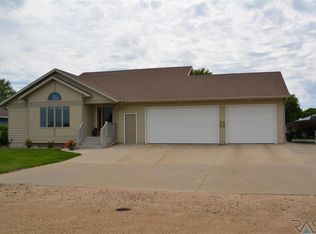 7500 N Kings Trail Pl, Sioux Falls, SD 57104
