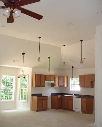 4th image of 1306 Summit Ave