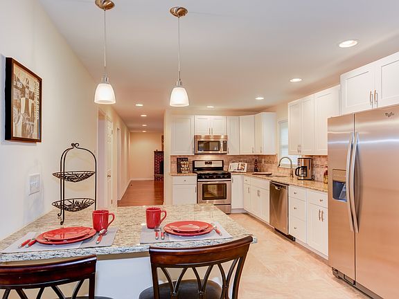 Large breakfast bar & kitchen