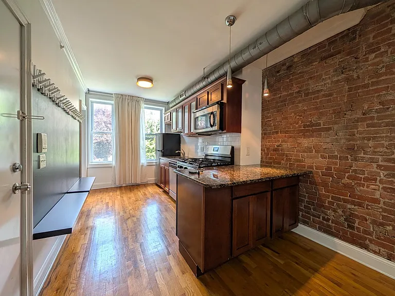 208 6th St #2R — Photo 1