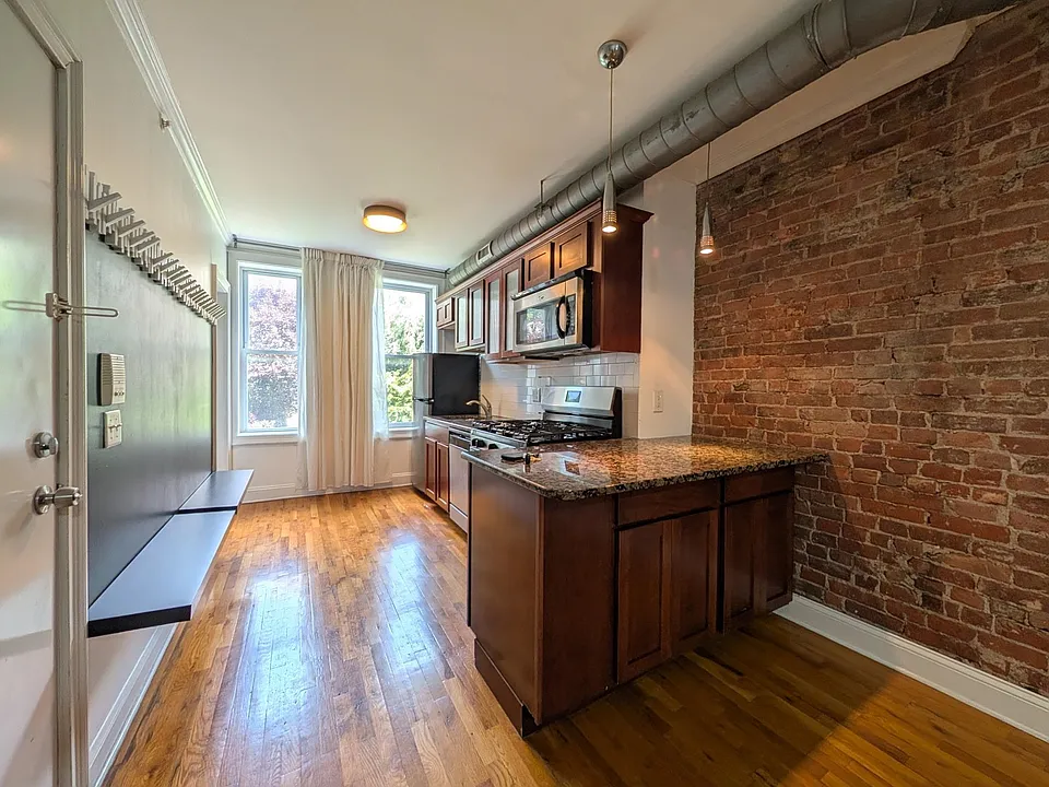 208 6th St #2R