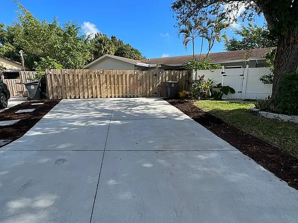 8732 Pluto Ter, West Palm Beach, FL 33403