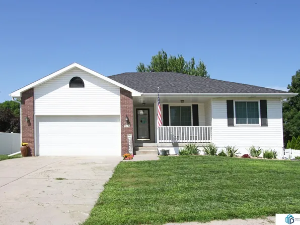 915 Waterlily Ct, Hickman, NE 68372