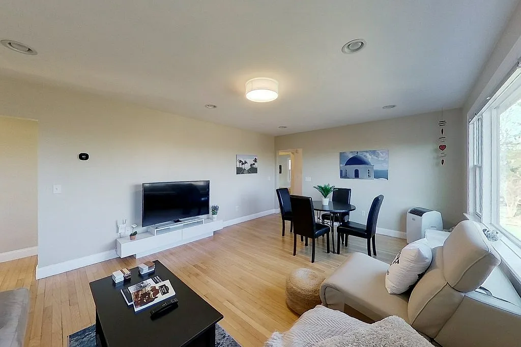 3 bed, 1344 sqft, $2,650 — Photo 3