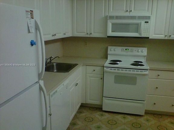 3rd image of 18071 Biscayne Blvd APT 1903