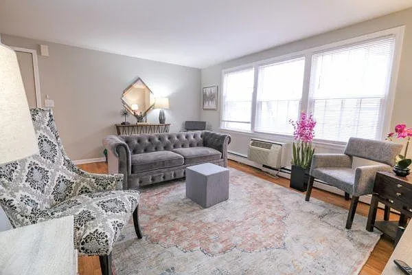 105 N Willow St — Photo 1