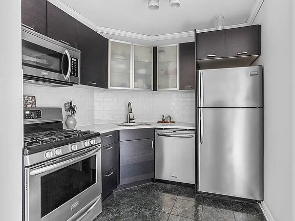 4th image of 300 E 40th St APT 9L